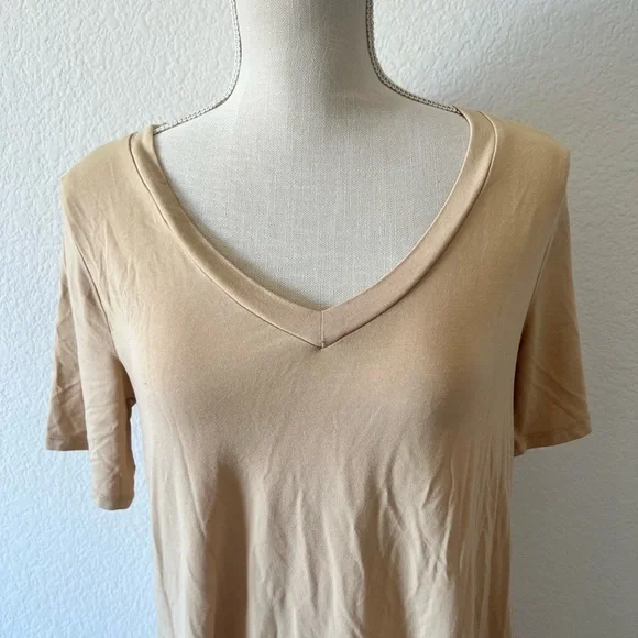 Nude T-shirt - Picture 2 of 3